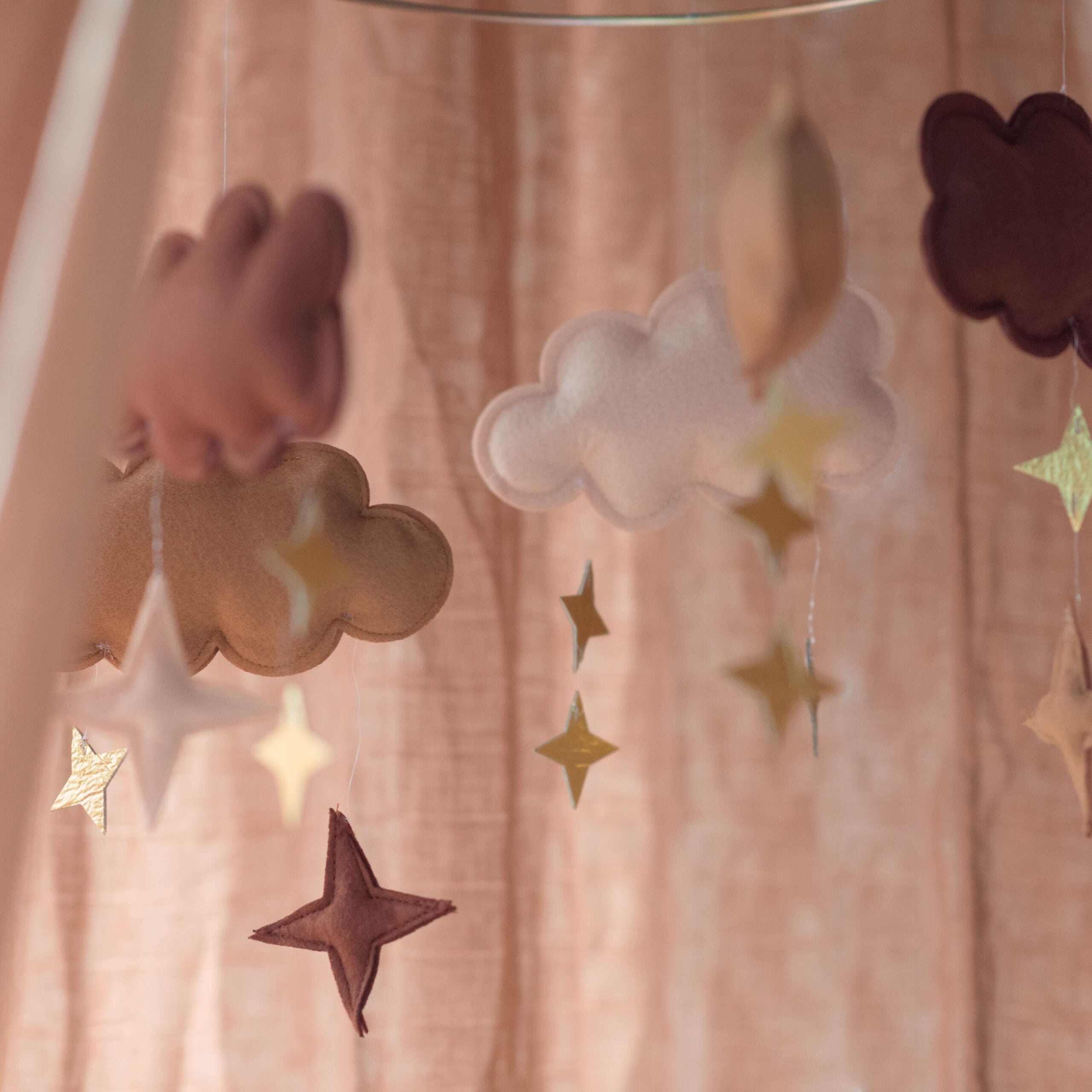 Mobile de parc - Fantasy Clouds - Pecan Wood