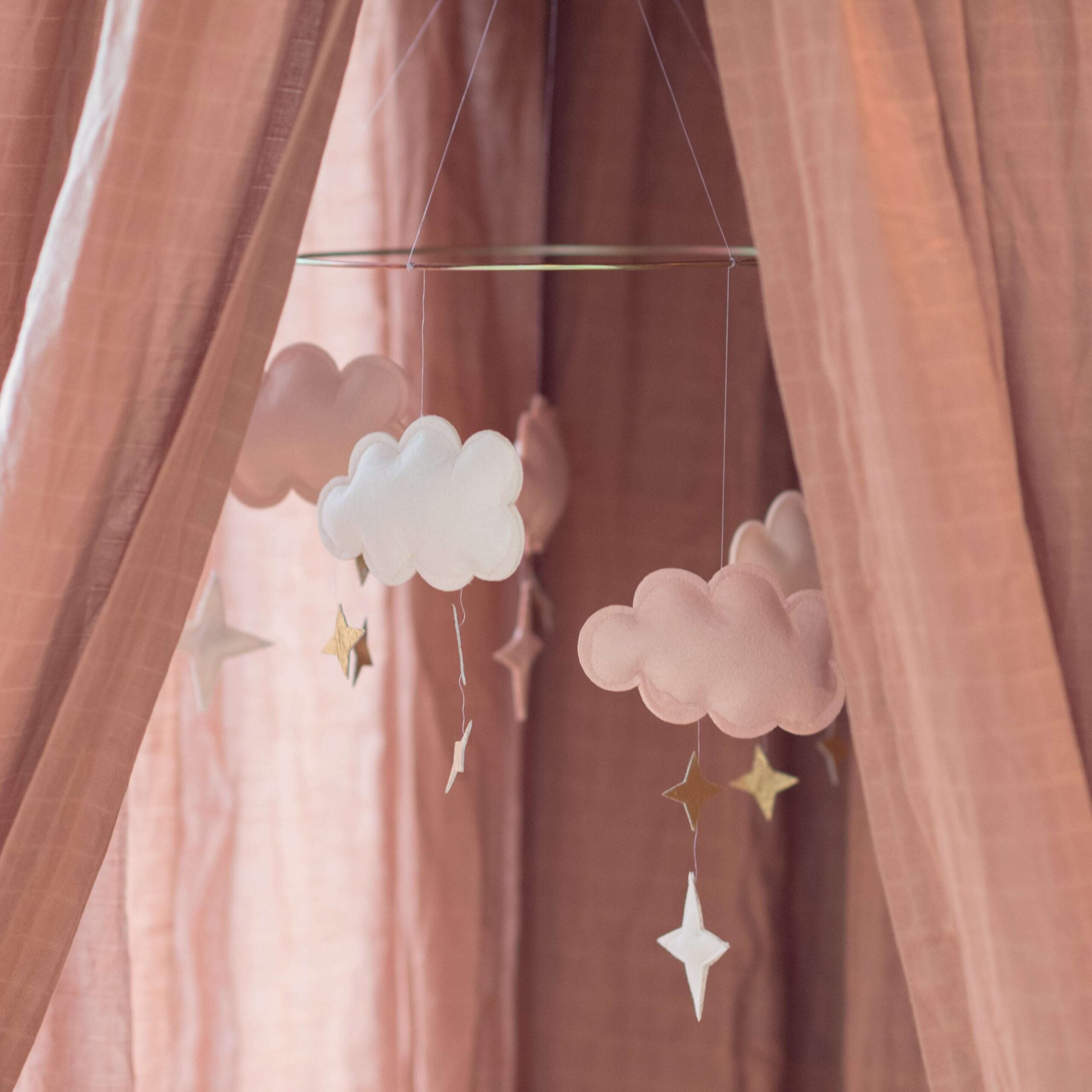 Mobile de parc - Fantasy Clouds - Sandy Rose