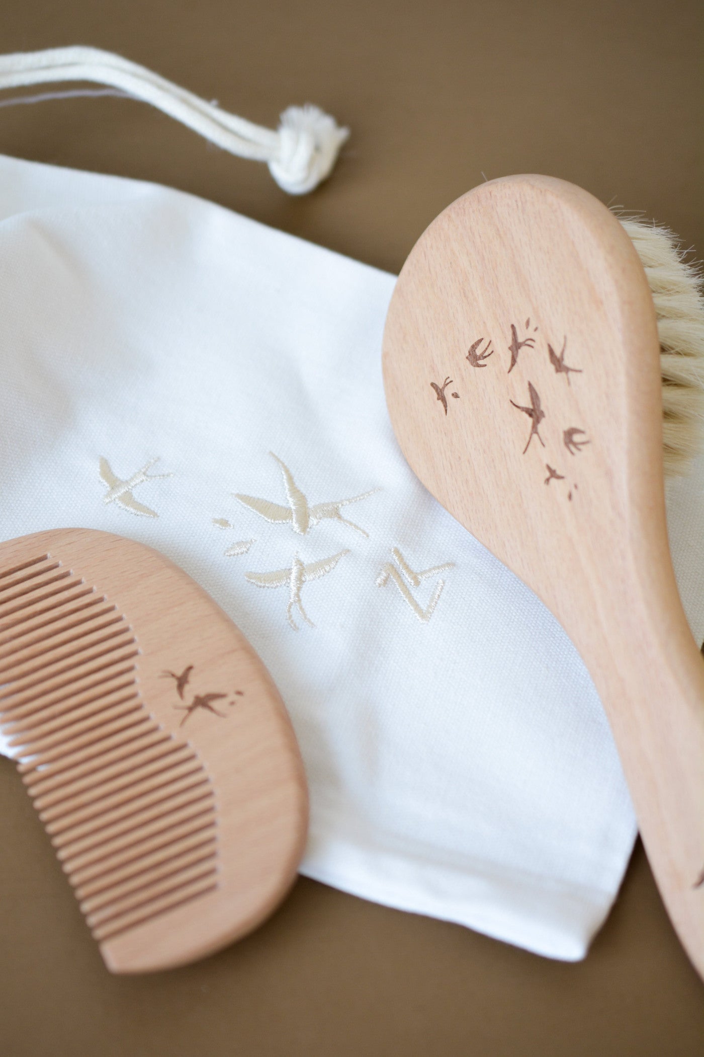 Lot de brosse et peigne en bois